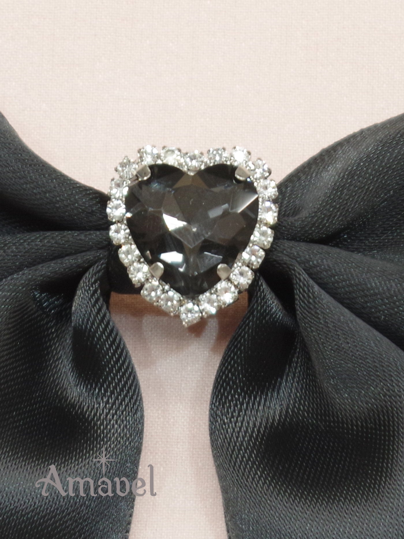 Ribbon brooch with heart jewels