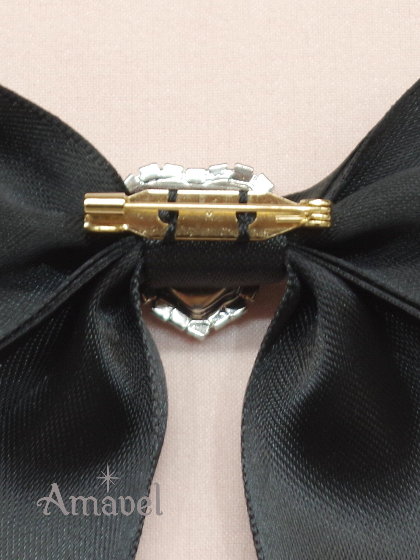 Ribbon brooch with heart jewels