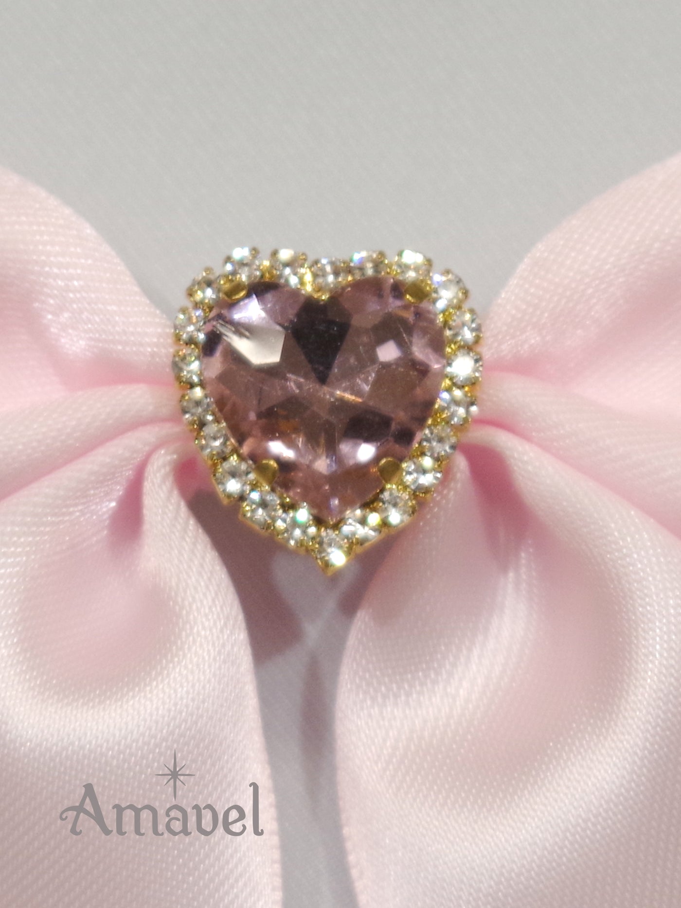 Ribbon brooch with heart jewels