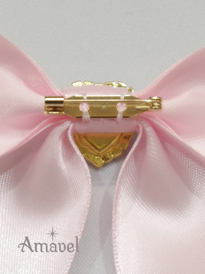 Ribbon brooch with heart jewels