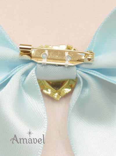 Ribbon brooch with heart jewels