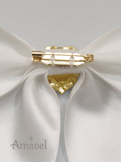 Ribbon brooch with heart jewels