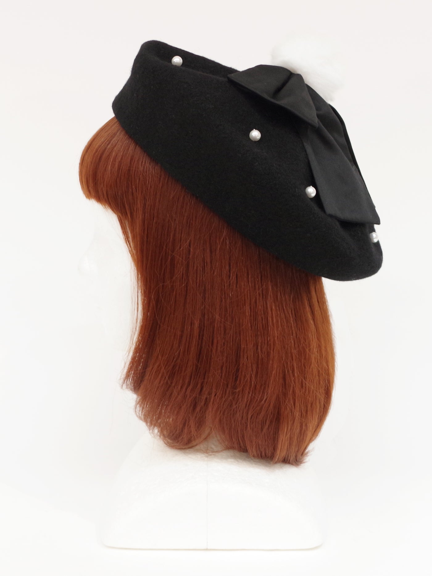 Felt beret with fur pompom ribbon