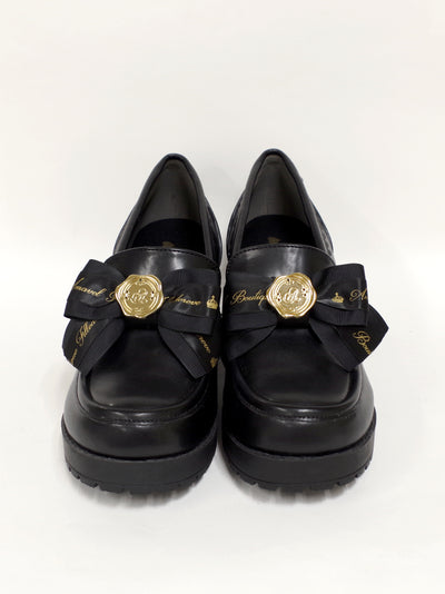 Loafer pumps with message ribbon