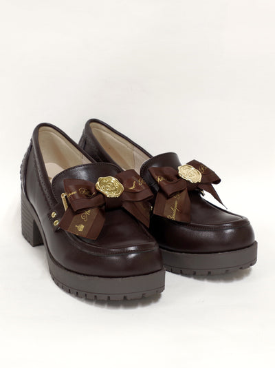 Loafer pumps with message ribbon