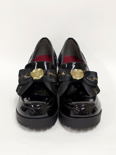 Loafer pumps with message ribbon